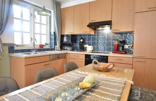 Reutum House | Cozy Holiday Home in Reutum with Jacuzzi