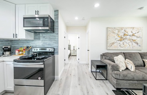 Alhambra House | Cozy home 2bed near DTLA w/Parking