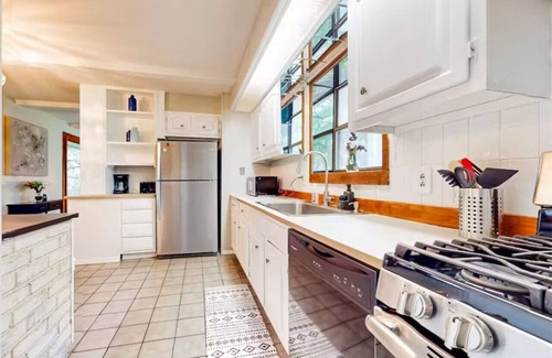 Slaughter Creek Acres House | Cozy Home 3BD&2BA~Sleeps 10~Pet