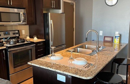 Downtown Mississauga Condo | Cozy Home away from with lux view in square one
