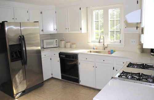 East Dennis House | Cozy home close to Dennis beaches *can sleep 8*