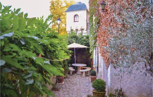 Gennes House | Cozy Home In Gennes With Kitchen