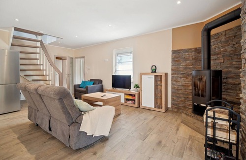 Allersdorf House | Cozy home in Großbreitenbach with WiFi