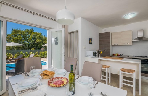 Kras House | Cozy home in Kras with kitchen