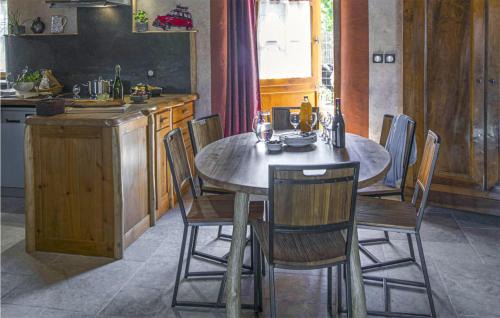 Les Fosses House | Cozy Home In Les Fosses With Kitchen