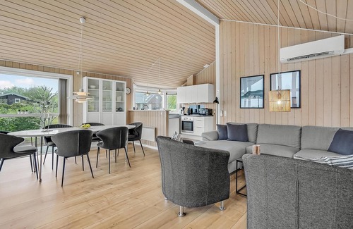 Hjarbæk House | Cozy home in Løgstrup with kitchen