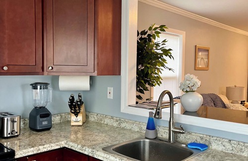 Warwick House | Cozy Home in Oakland Beach Nearby Airport