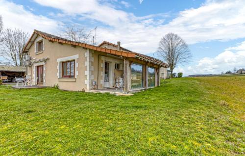Scorbe-Clairvaux House | Cozy Home In Scorbé-Clairvaux With Wifi