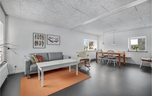 Silkeborg House | Cozy Home In Silkeborg With Kitchen