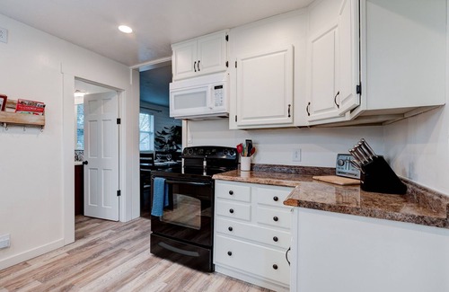 Hough House | Cozy home in the heart of Vancouver. Next to a park. Few min drive to PDX.