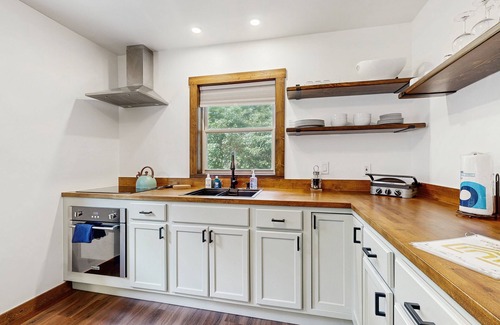 Adams House | Cozy Home in the trees, w/large yard, fire pit, gas grill, & WIFI