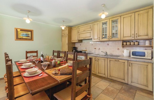 Tinjan House | Cozy home in Tinjan with WiFi