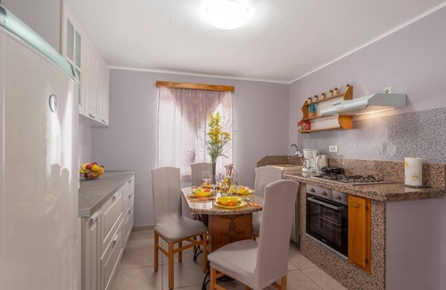 Sarsoni House | Cozy home in Viskovo with kitchen