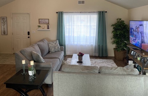 Eagle Point House | Cozy Home in Wine Country Southern Oregon Home.