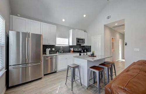 Montgomery House | Cozy Home Lake Conroenn