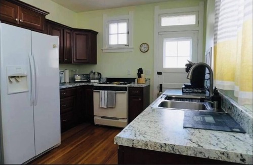 Roselawn Finance House | Cozy home on peaceful street in College Hill. Trails, park & tennis steps away.
