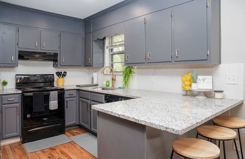 Alabaster House | Cozy Home, Perfect for Families! 3 Bedroom with fenced yard/garage storage