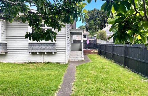 Hillsborough House | Cozy Home Stay at Hillsborough Road - Auckland City