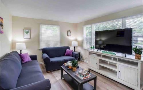Rochester House | Cozy Home Steps to RIT by UofR Airport DWTN with AC