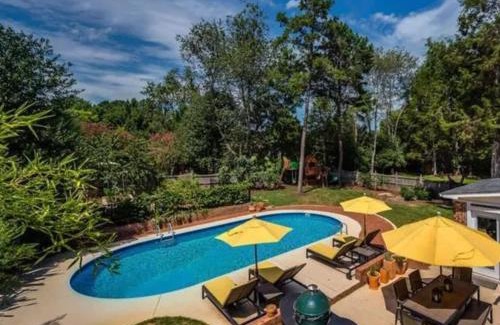 Charlotte House | Cozy Home with POOL plus CHEFS kitchen in Prime Area