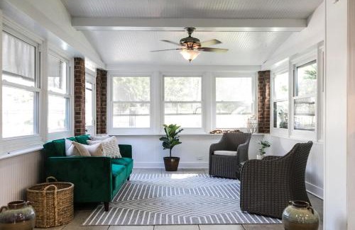 Charlotte House | Cozy Home with POOL plus CHEFS kitchen in Prime Area