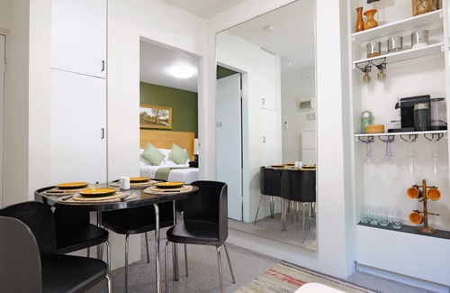 Albion Apartment | Cozy Hommee Stay Near CBD & Airport | Free Parking & Self Check-In