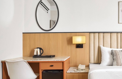 Thousand Lights Hotel | Cozy Hotel Room in heart of the city NR Apollo