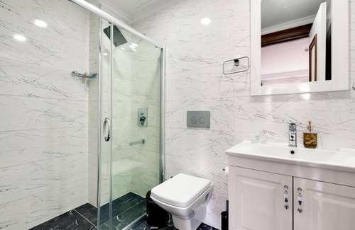 Cekirge Mahallesi House | Cozy Hotel Room w Balcony and Terrace in Bursa