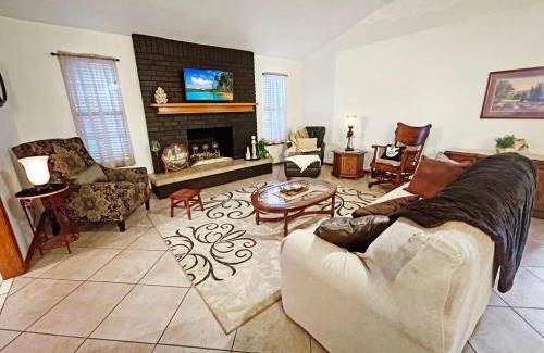 Springdale House | Cozy house centrally located close to everything in NWA