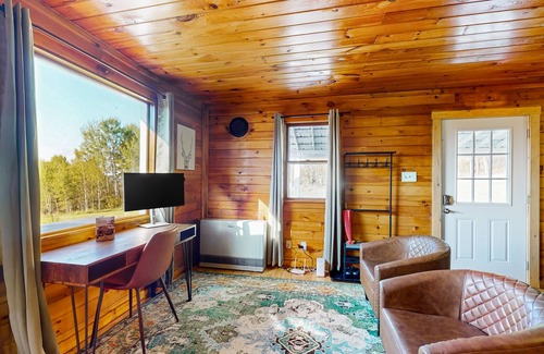 Barton House | Cozy house w/mountain views, large yard, firepit, wifi, jetted tub, TV, EV