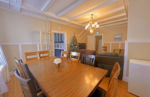Downtown Niagara Falls House | cozy house walk to Falls