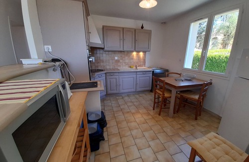 La Roche-Posay House | Cozy House with Garden near Thermes du Connétable - 2 BR, Fully Equipped, WiFi, Sleeps 4