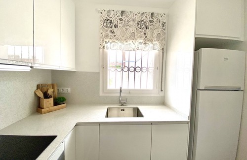 L'Escala Ski Chalet | Cozy house with garden and barbecue near the beach