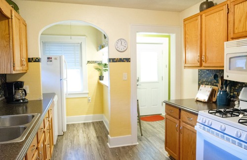 Joplin House | Cozy Joplin home, near medical school