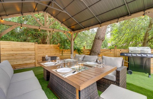 Kenmore Apartment | Cozy Kenmore Vacation Rental with Shared Hot Tub!