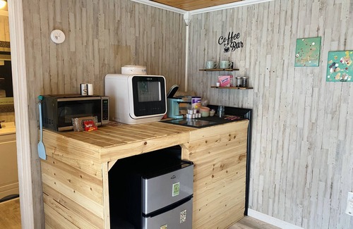 Salem Apartment | Cozy King Bed Studio #2