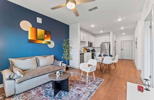 Lake Buena Vista Apartment | Cozy King Bed w/Pool Gym Pet Friendly Close Parks