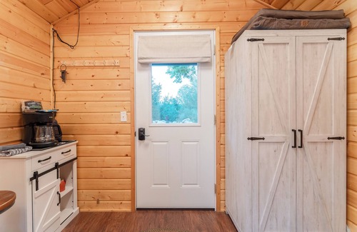Orondo Cabin | Cozy King Cabin Retreat at Pirates Cove | River Access + Bathhouse