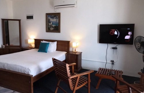 Moragolla Bed & Breakfast | Cozy king size room overlooking the majestic hills of Kandy.