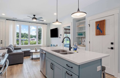 Smyrna House | Cozy Lake Cottage: Chefs Kitchen, BBQ & Lake Views