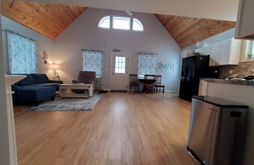 Litchfield Cottage | Cozy Lake Cottage on Woodbury Pond.