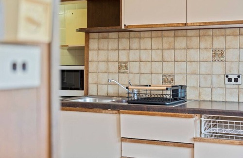 Yarralumla House | Cozy Lake Escape:Near Parliament, Embassies & Golf