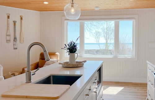 Turkey Point Cottage | Cozy Lake Front ‘Tiki’ Cottage