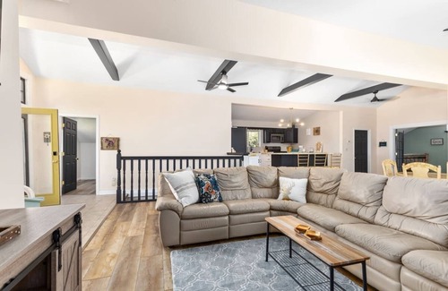 Chippewa Lake House | Cozy lake house w/pickleball court