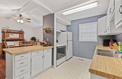 Johnson City House | Cozy lake house with large deck- close to town