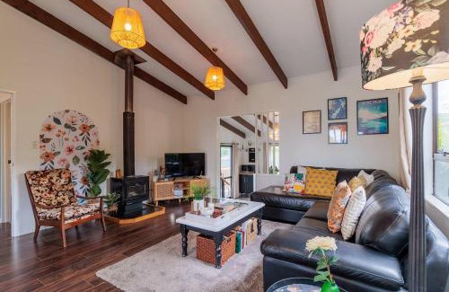 Hamurana House | Cozy Lake Retreat Lake Views & Amazing Games Room
