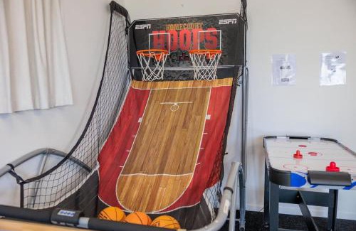 Hamurana House | Cozy Lake Retreat Lake Views & Amazing Games Room