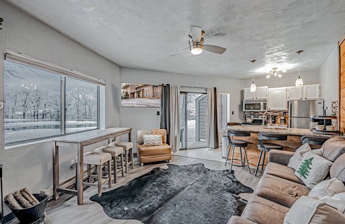 Hidden Valley Condo | Cozy, Lake View Condo in Hidden Valley with Ski Slope Access