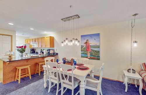 Hollister Condo | Cozy lakefront condo w/two primary suites, sunroom & shared pool