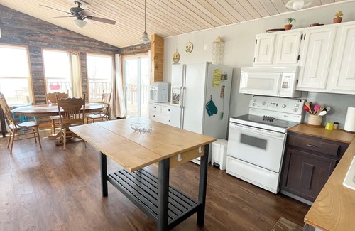 Saint Laurent Cabin | Cozy Lakefront Cottage
